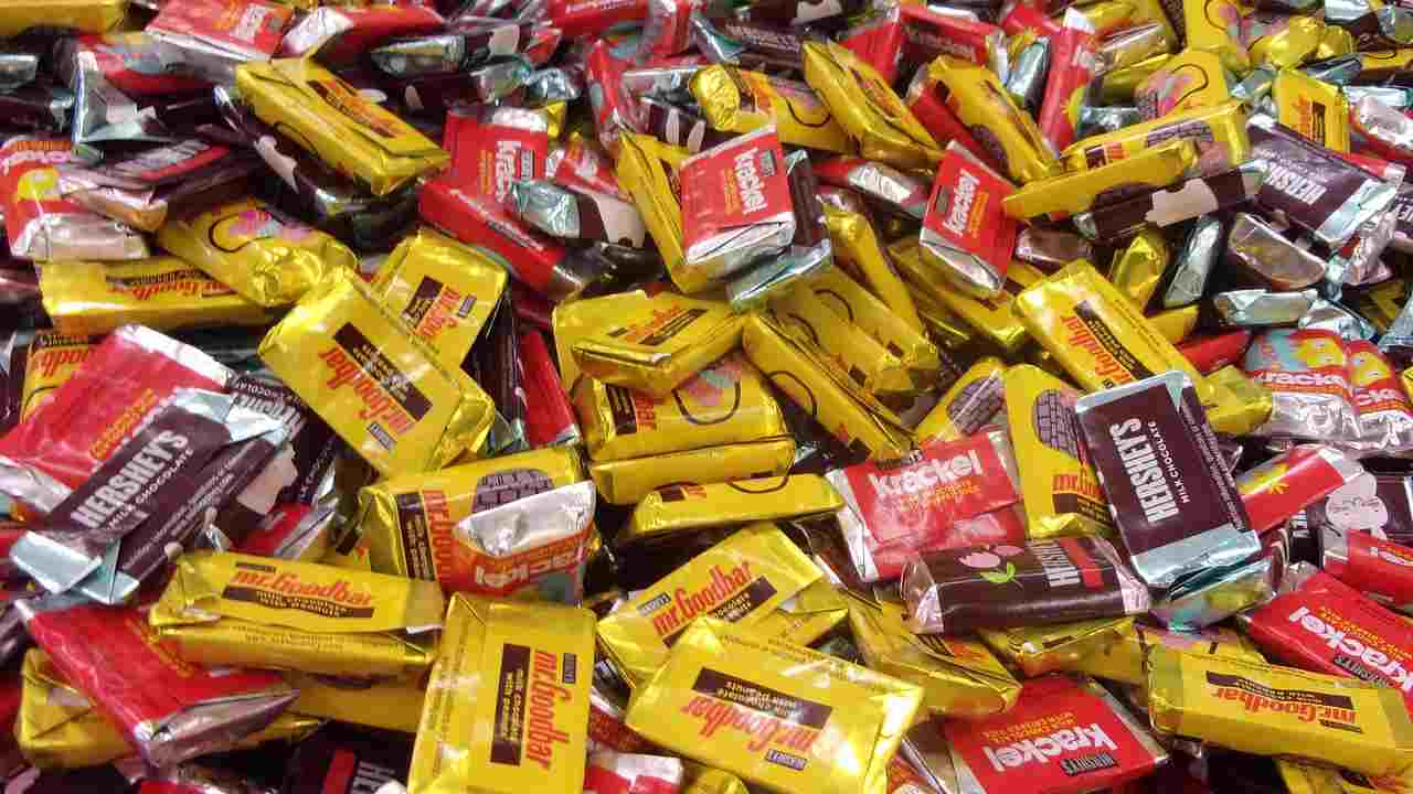 Cibo spazzatura, nuove regole sulla pubblicità rivolta ai bambini