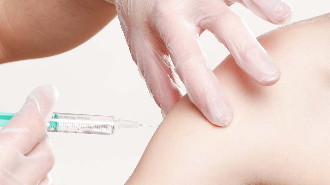 Vaccino AstraZeneca, la Polizia di Stato denuncia truffe via sms