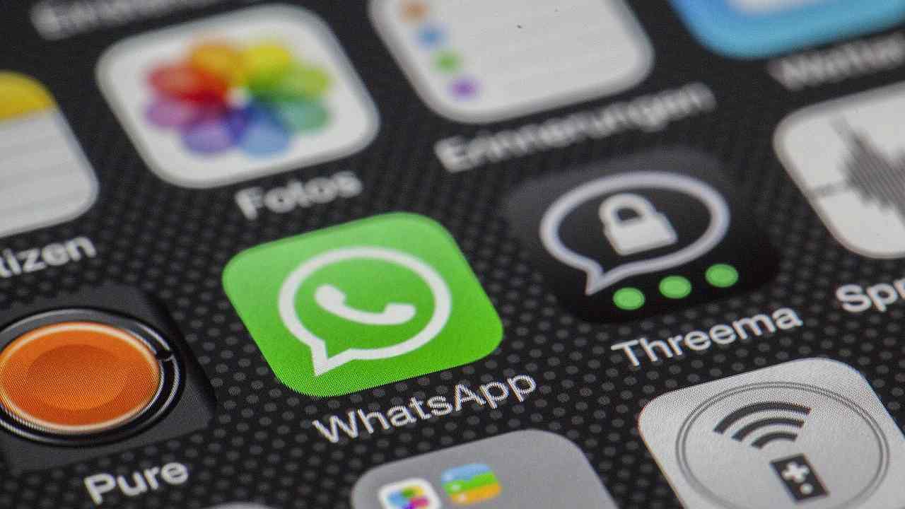 WhatsApp, cambia la doppia spunta blu per i messaggi vocali