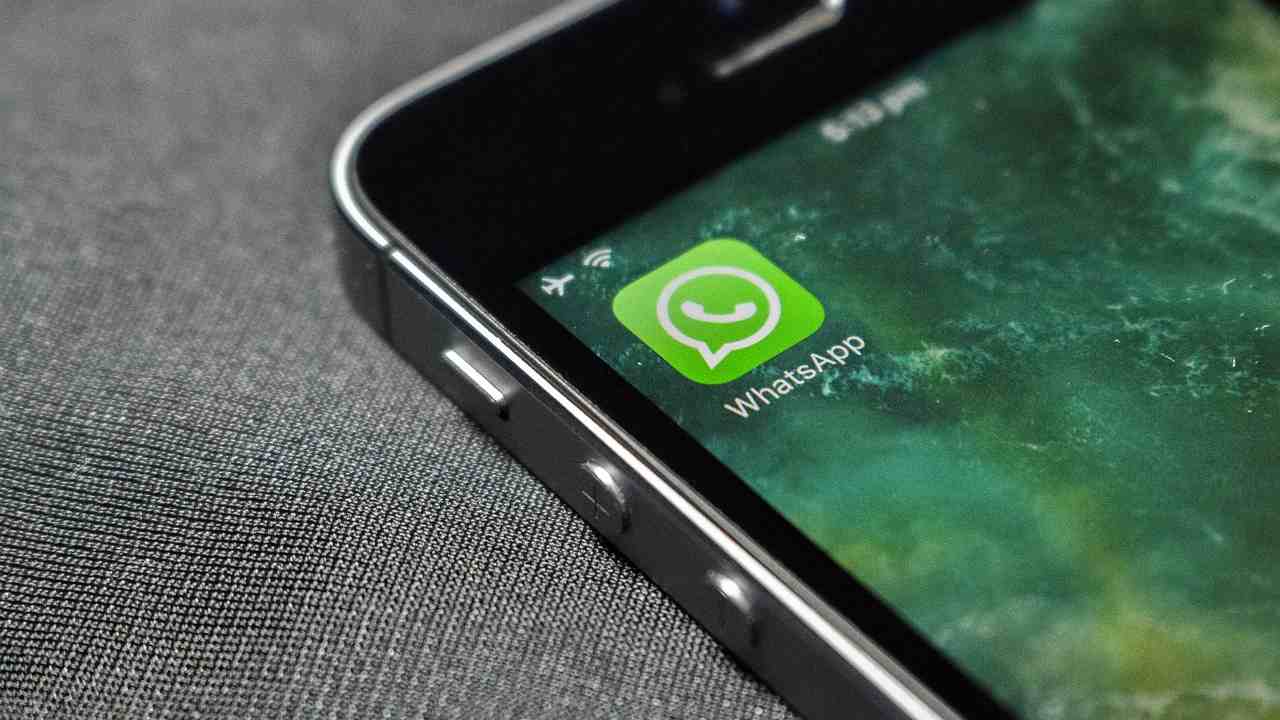WhatsApp, denunciati 22 studenti universitari e un professore per aiutini