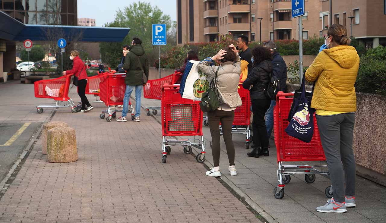 persone in fila al supermercato