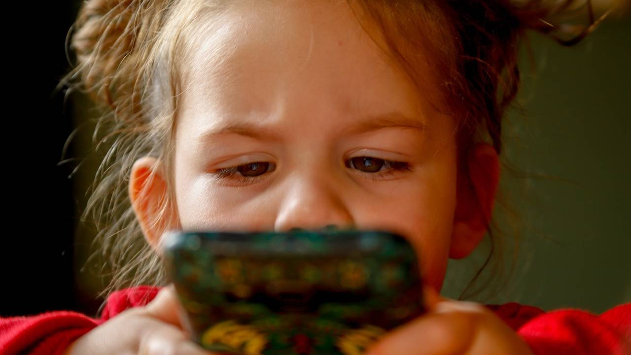 Bambini usano troppo lo smartphone? Potrebbero arrivare le multe