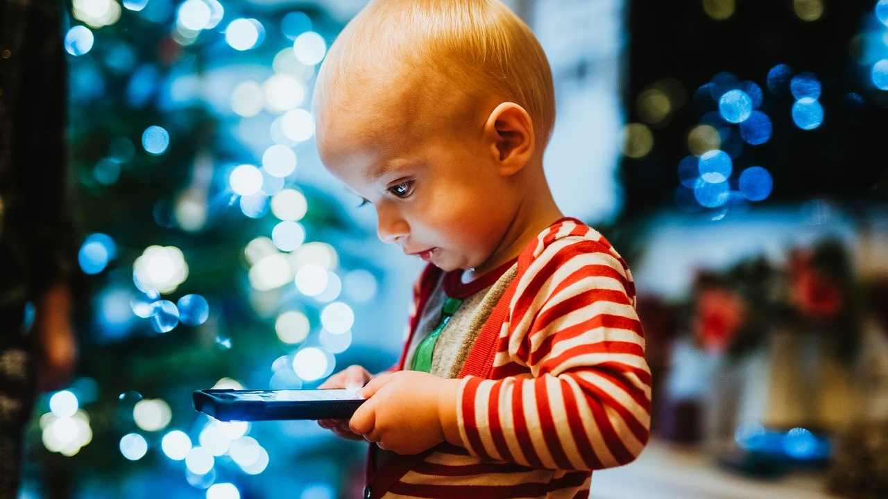 Bambini usano troppo lo smartphone? Potrebbero arrivare le multe
