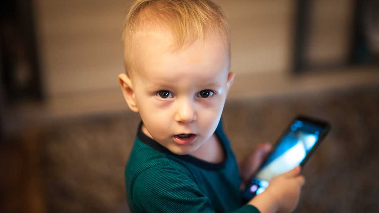 Bambini e smartphone, attenti agli acquisti involontari