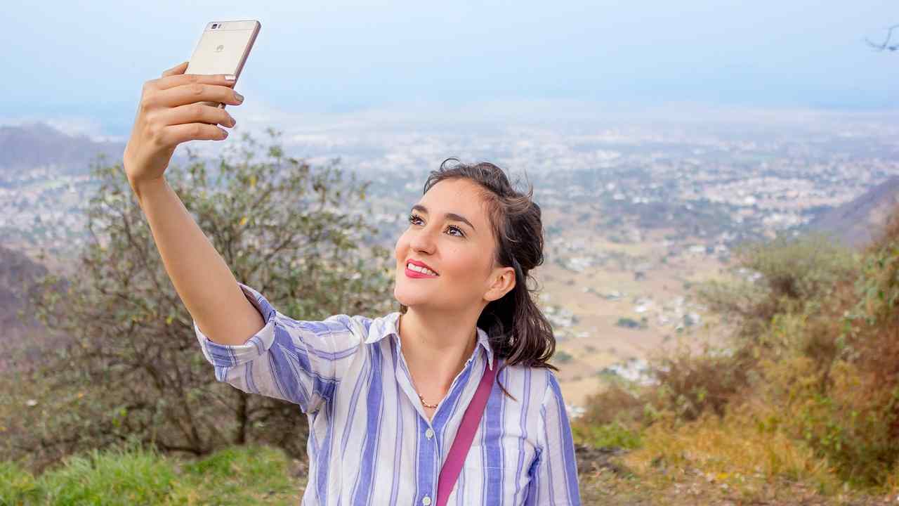 WhatsApp, è scattata l'ora dell'autodistruzione. Delle foto