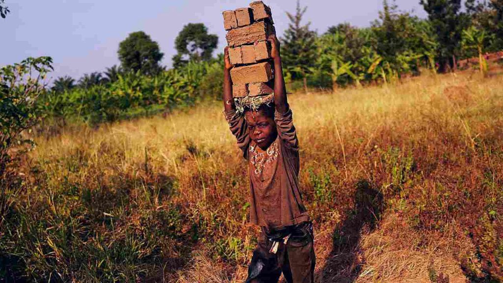 In Burundi la crisi climatica costringe migliaia di persone a sfollare | l'allarme arriva da Save the Children - Vimarsana News