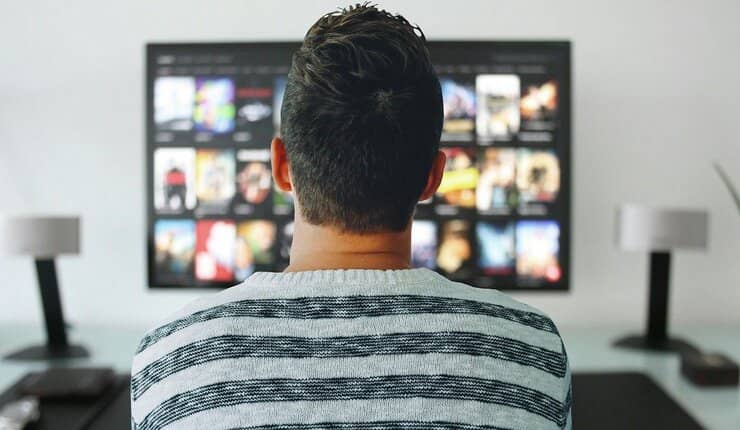 Guardare tv (Foto Pixabay)