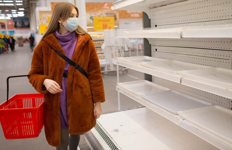 Scaffali vuoti supermercato (Foto Adobe)