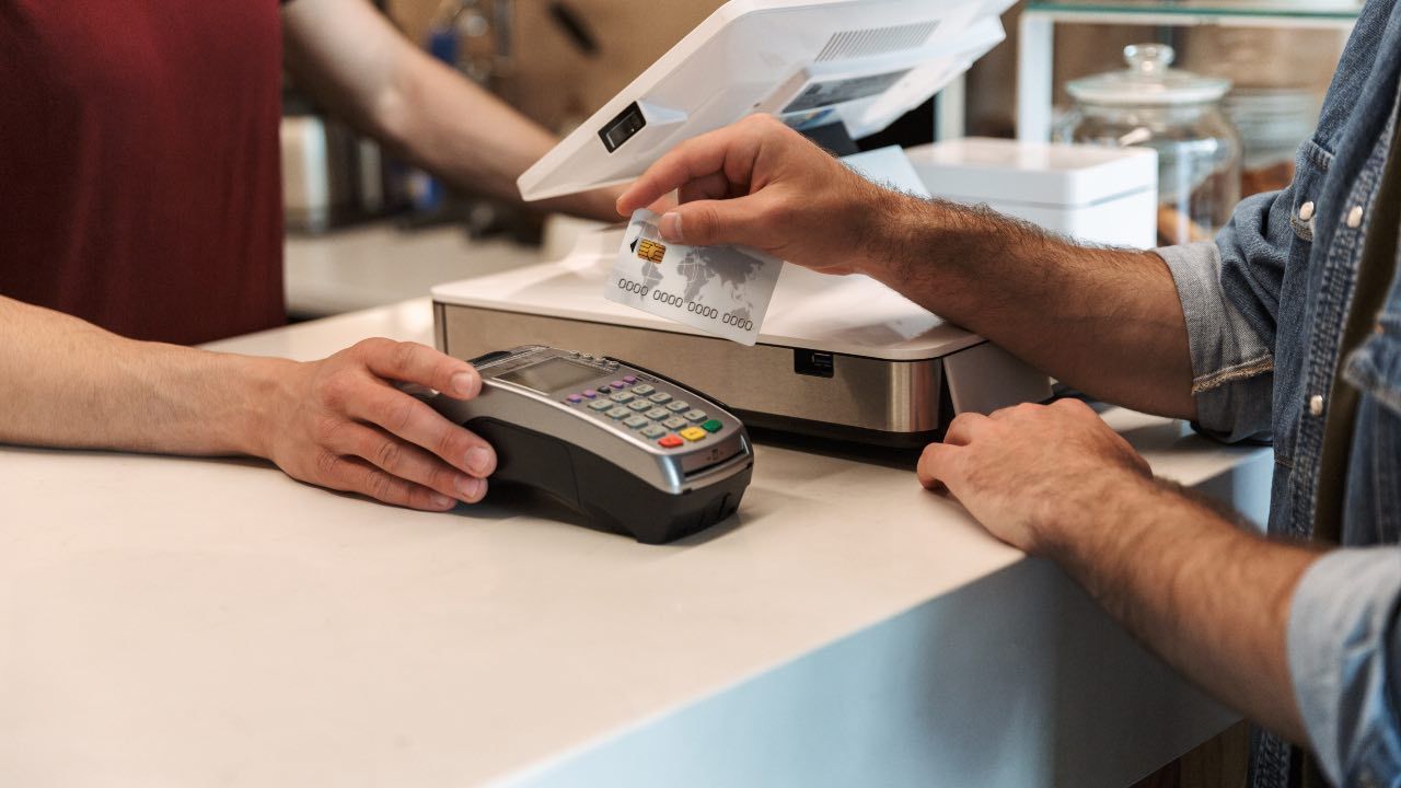 Pagamenti col bancomat, novità da quest'estate: cosa cambia