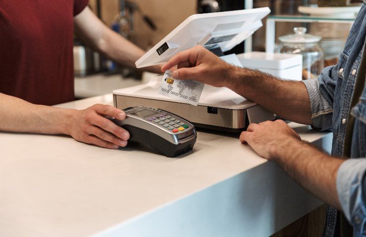 Pagamenti col bancomat, novità da quest'estate: cosa cambia