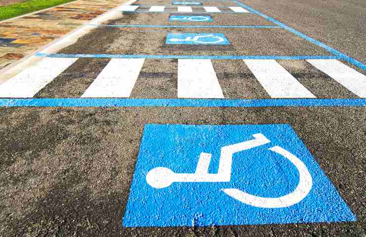 Strisce blu disabili parcheggio