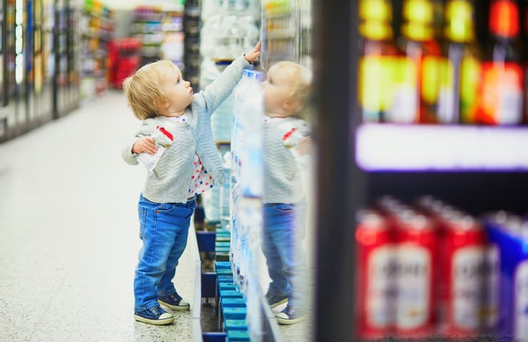 Bambino all'interno di un supermercato 