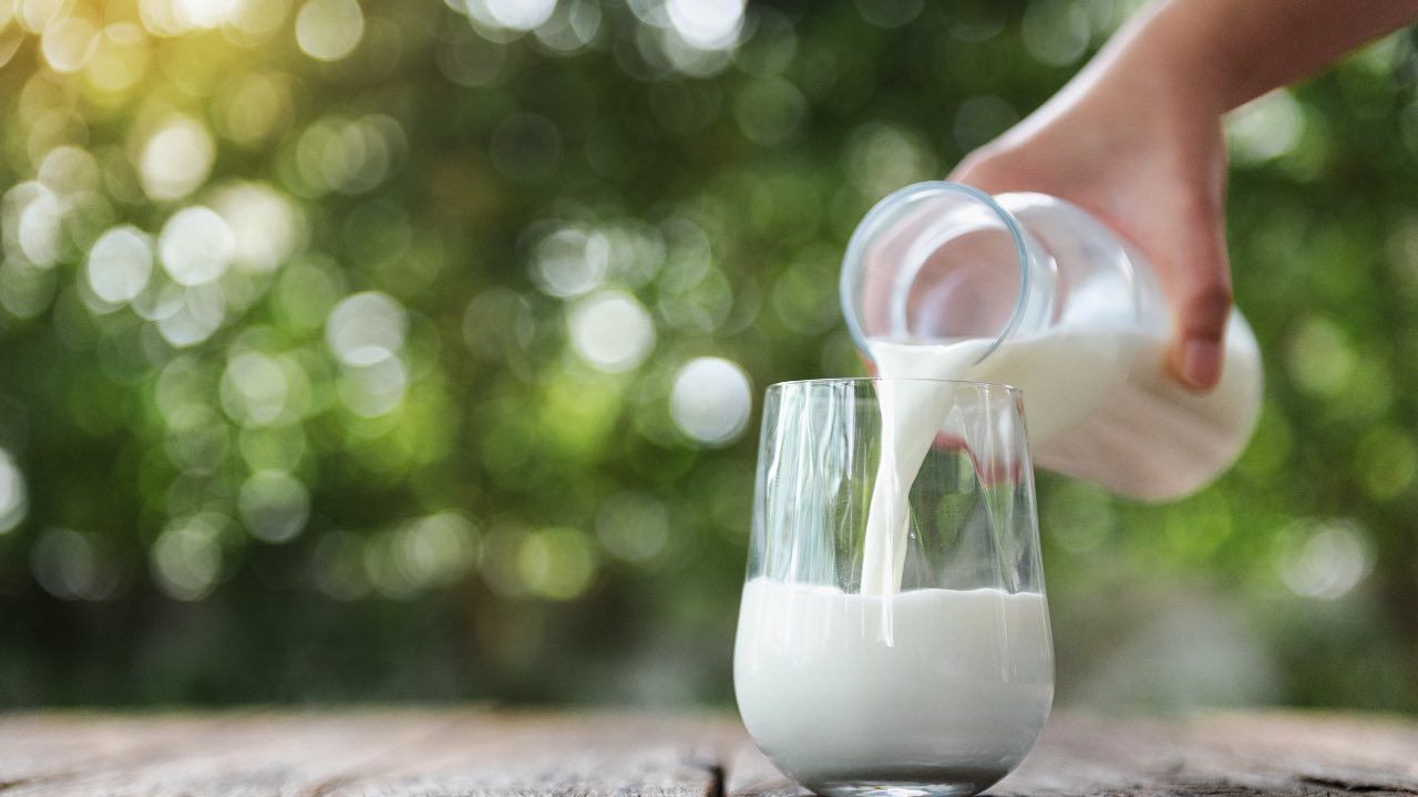 Latte scaduto: cosa accade se lo si consuma comunque