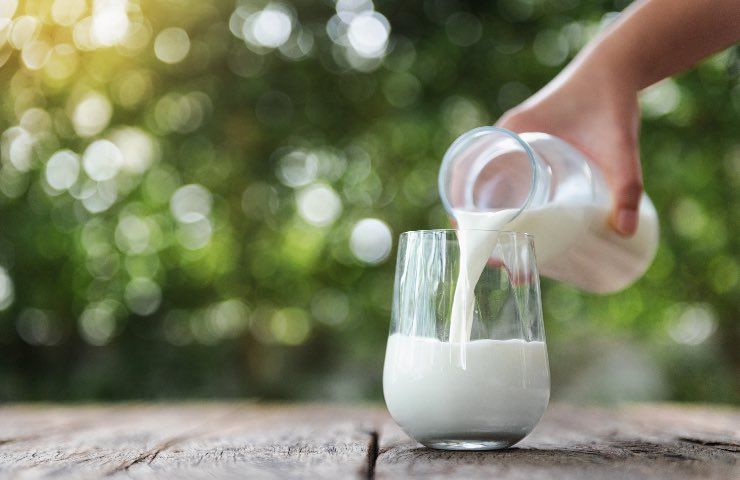 Latte scaduto: cosa accade se lo si consuma comunque