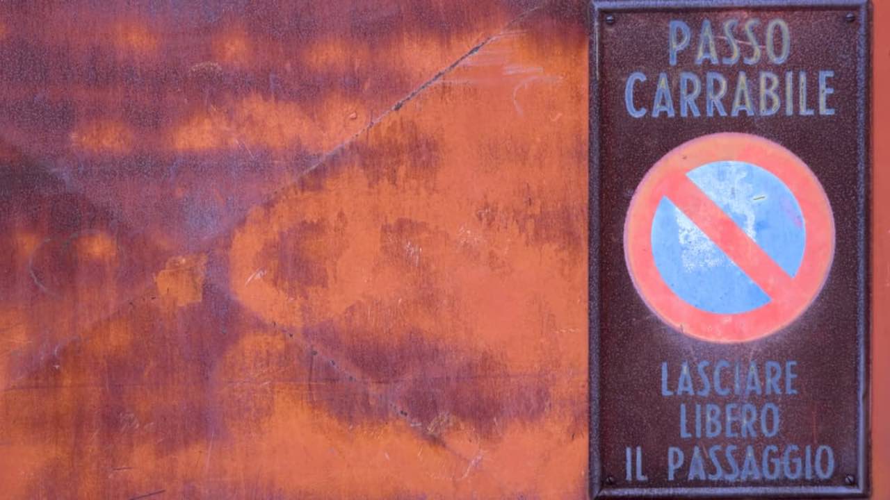 Passo carrabile: cosa rischia chi pone l'avviso senza autorizzazione