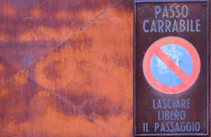 Passo carrabile: cosa rischia chi pone l'avviso senza autorizzazione