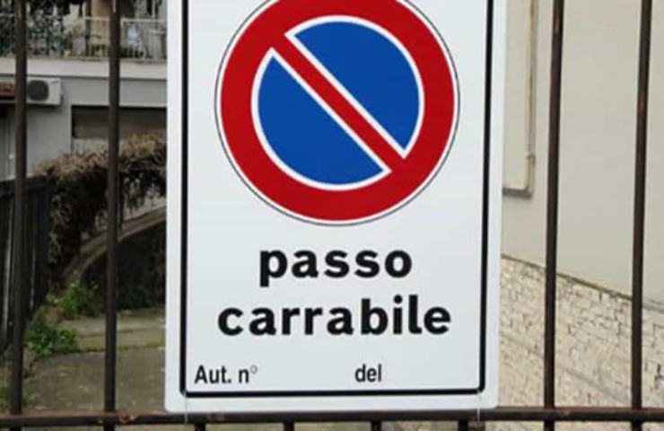 Passo carrabile: cosa rischia chi pone l'avviso senza autorizzazione