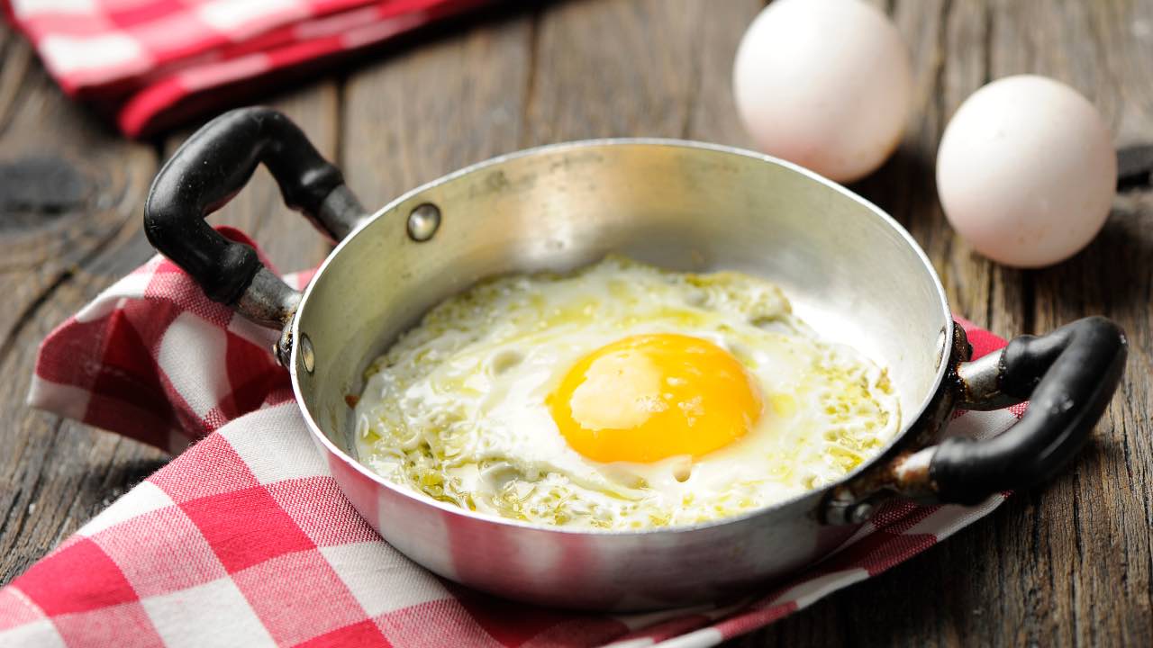 Uova, pericolo salmonella: vanno cucinate sempre così