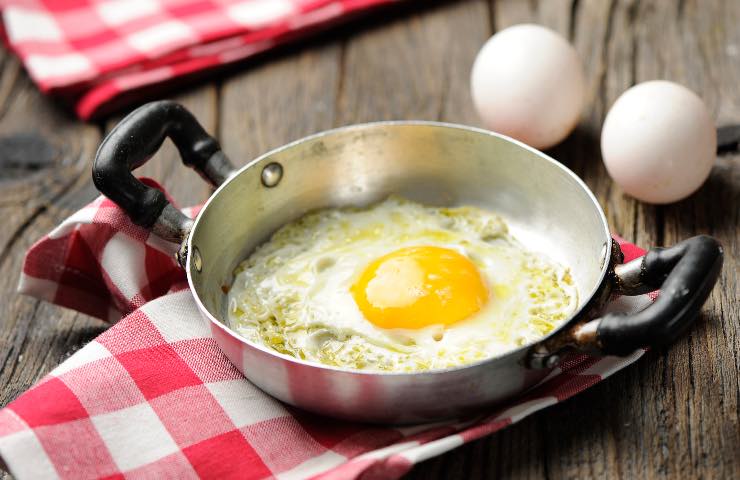 Uova, pericolo salmonella: vanno cucinate sempre così 