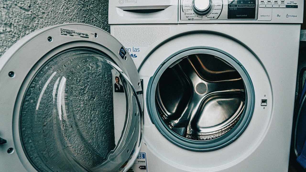 Stangata lavatrice, quanto costerà un solo lavaggio: le cifre