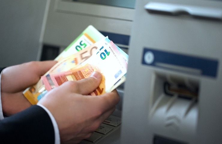 Bancomat impazzito dà soldi gratis: sorprendente