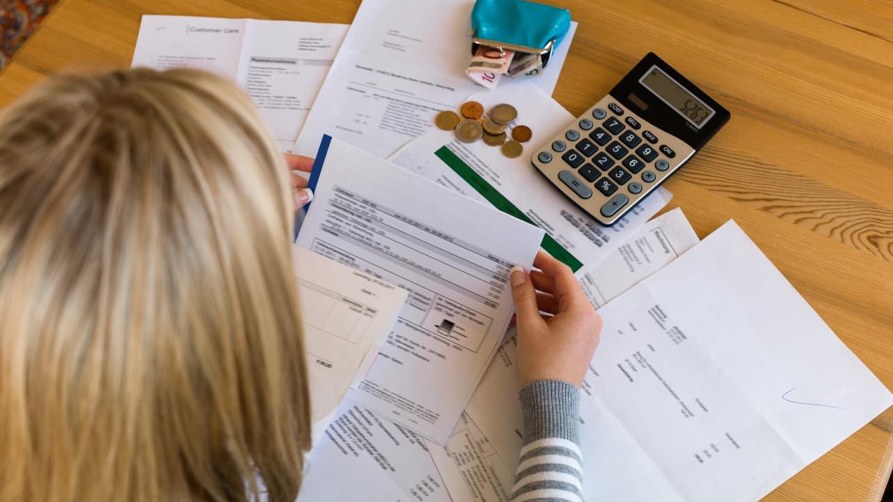 Bollette, cosa succederà a chi non potrà pagarle?