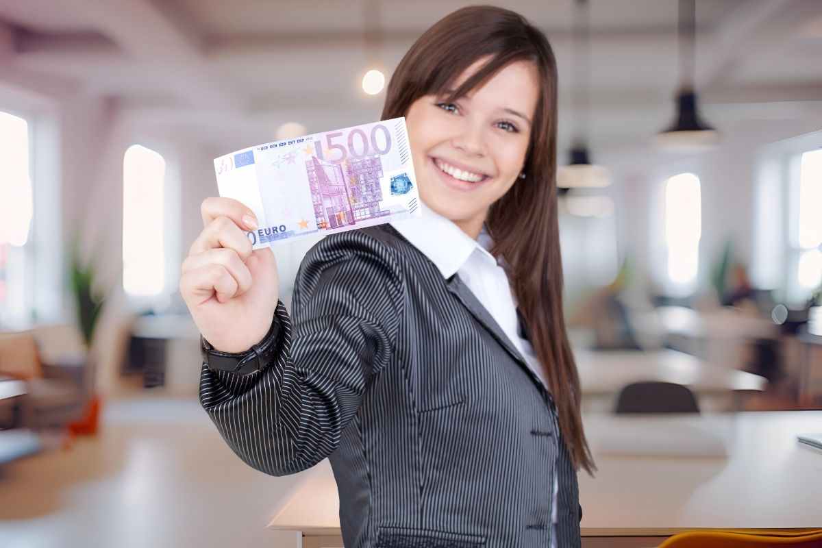 donna con 500 euro in mano