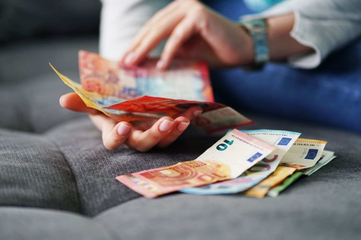 persona che conta i soldi