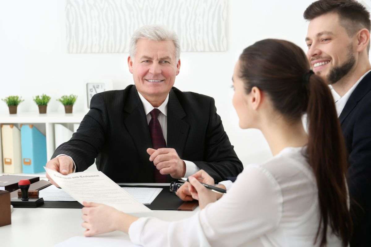 notaio e coppia di giovani