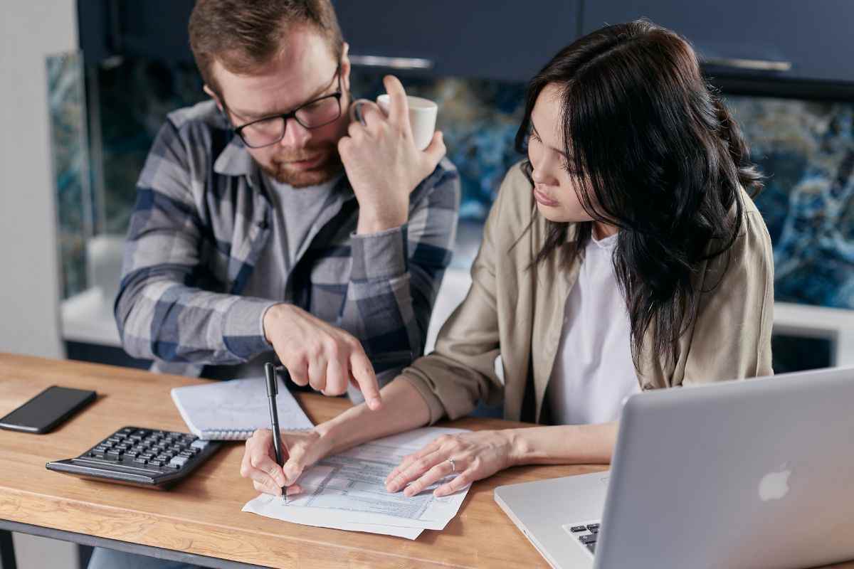 coppia che controlla dei documenti