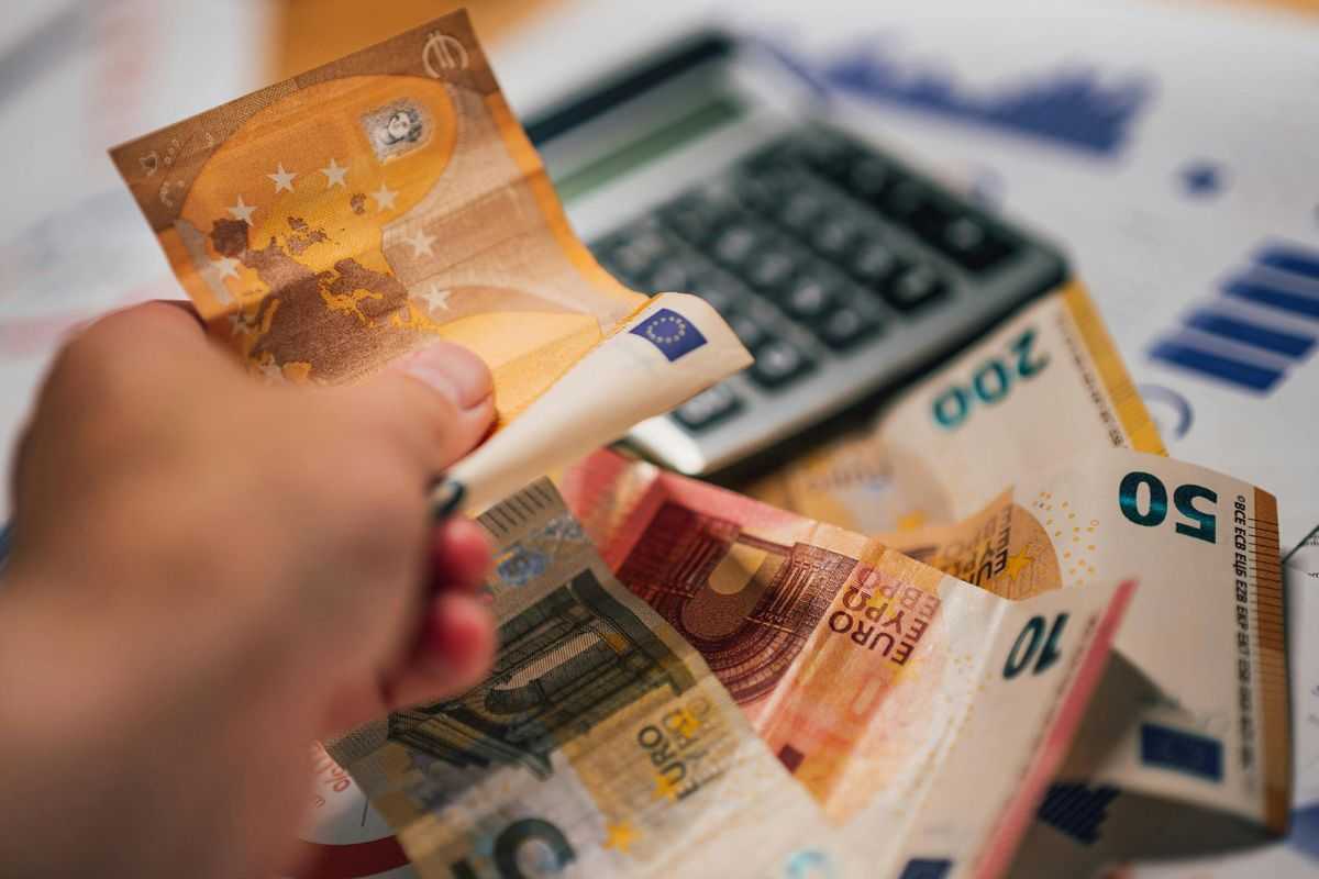 denaro mano calcolatrice