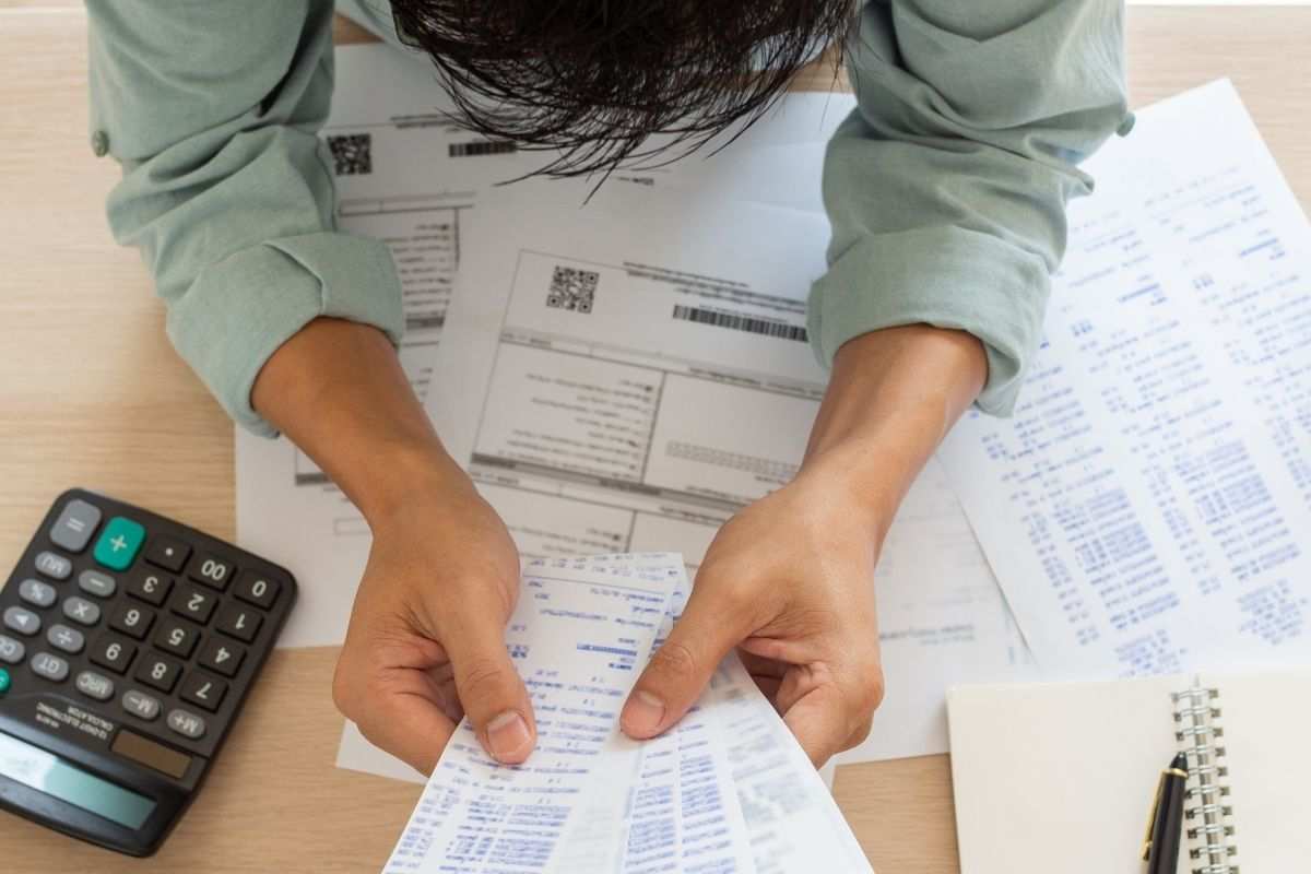 donna controlla scontrini