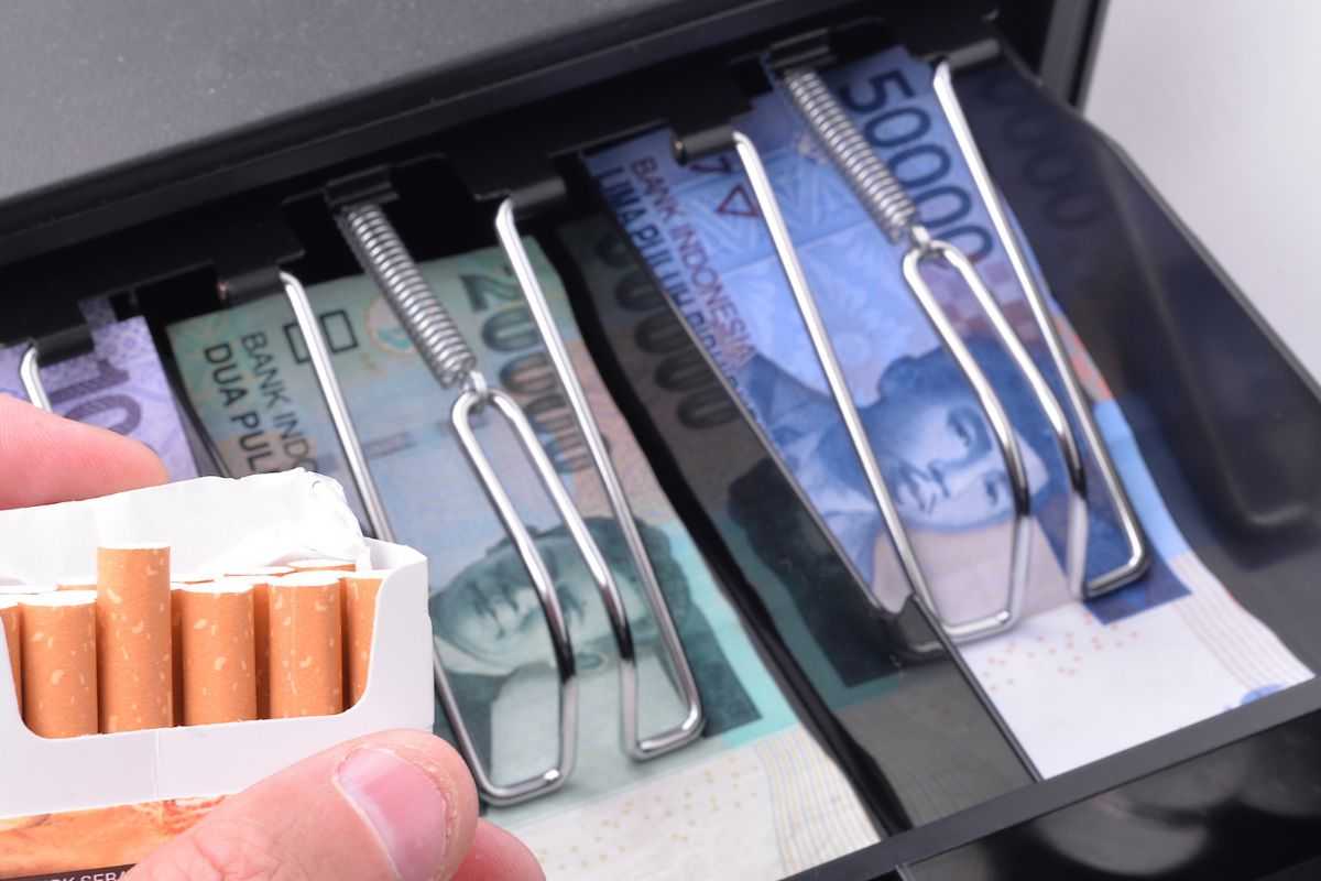 pacchetto di sigarette e cassa con soldi