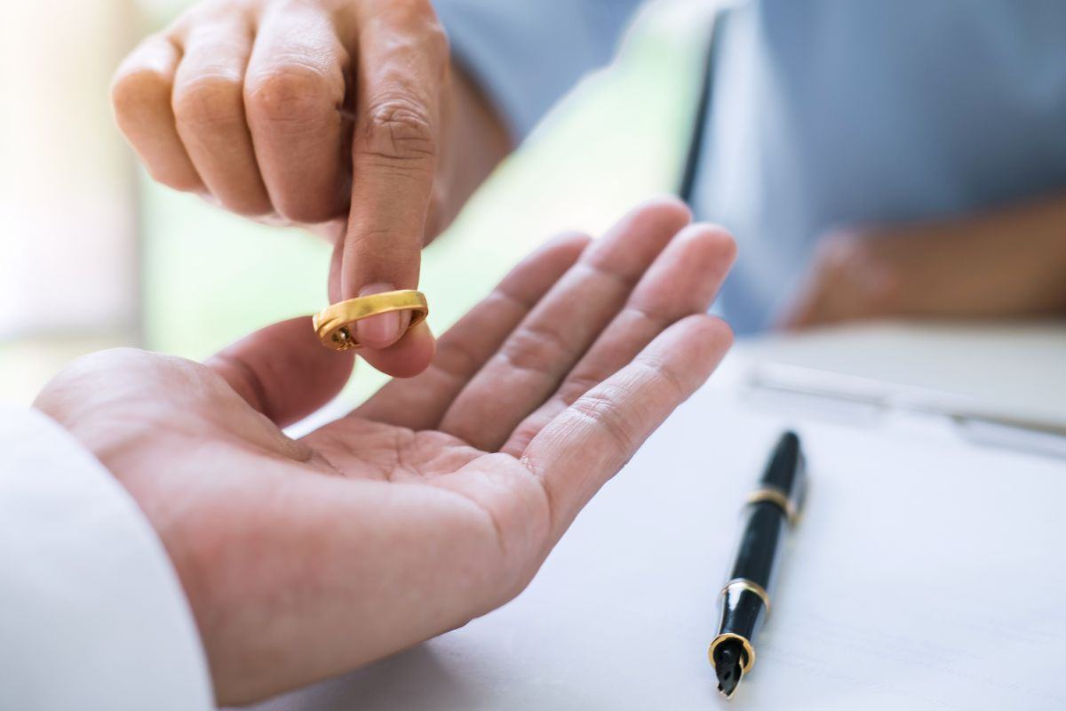 mani e fede di matrimonio