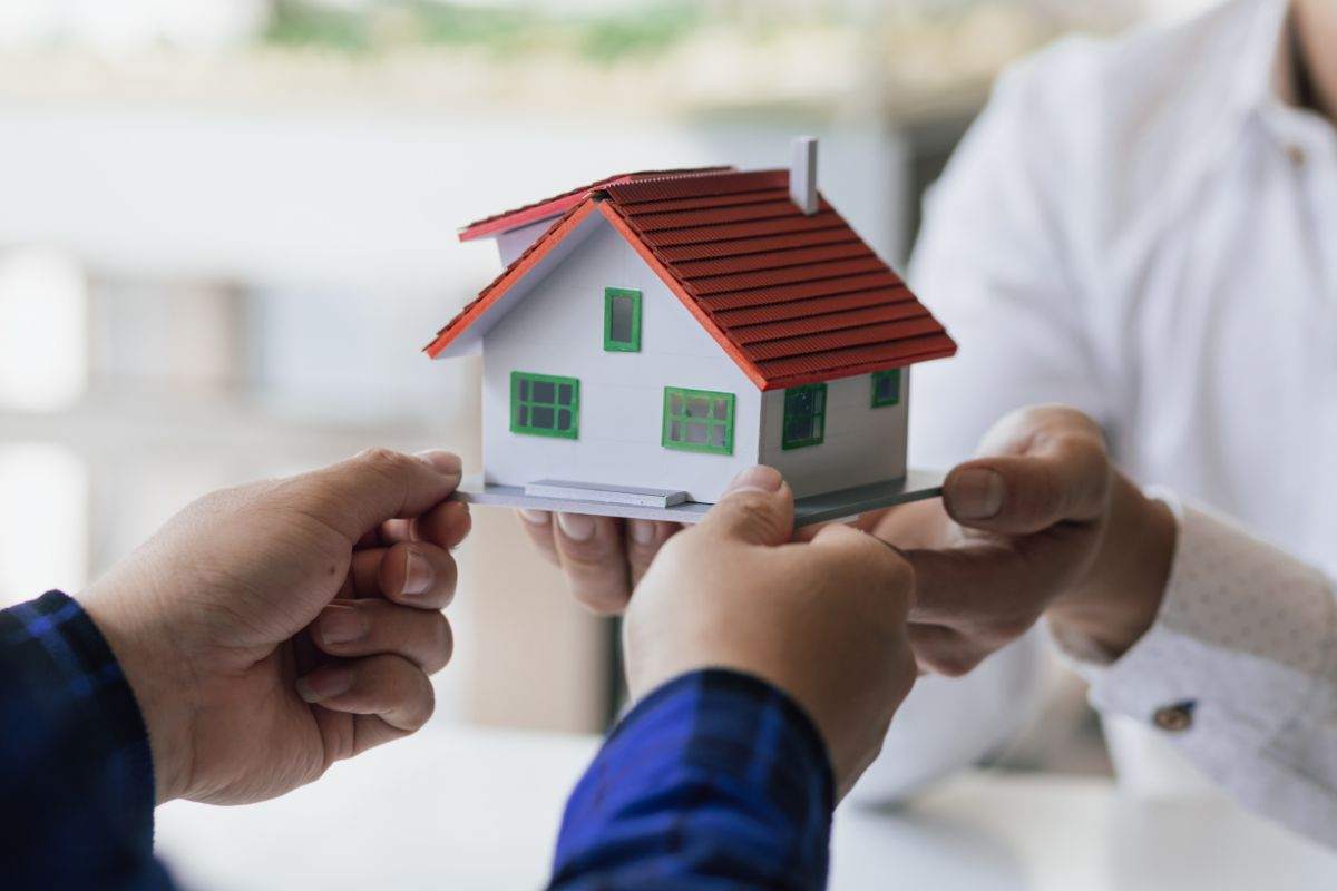 persone modellino di una casa