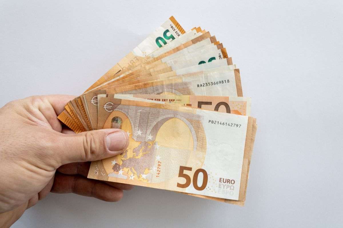 mano soldi in contanti