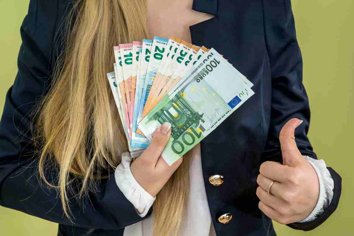 donna con denaro