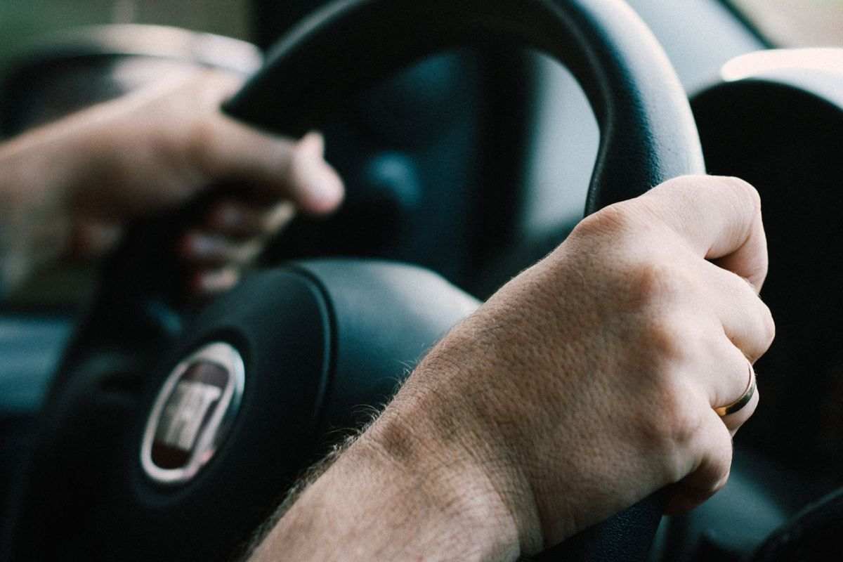 uomo al volante