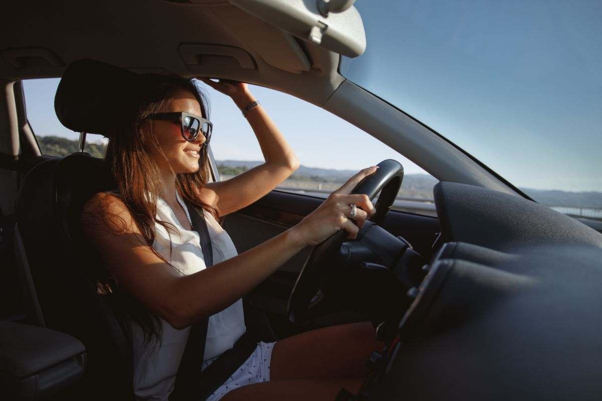 ragazza che guida