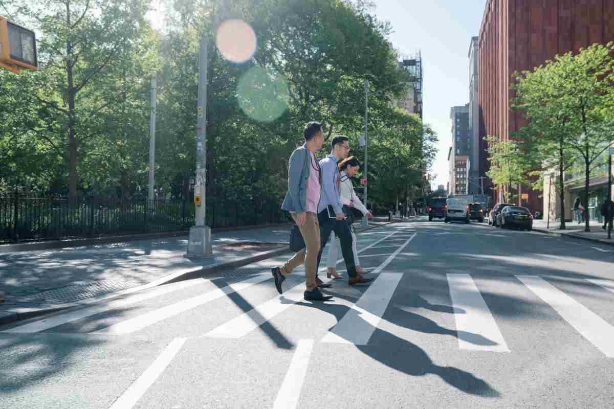 ragazzi attraversano sulle strisce pedonali