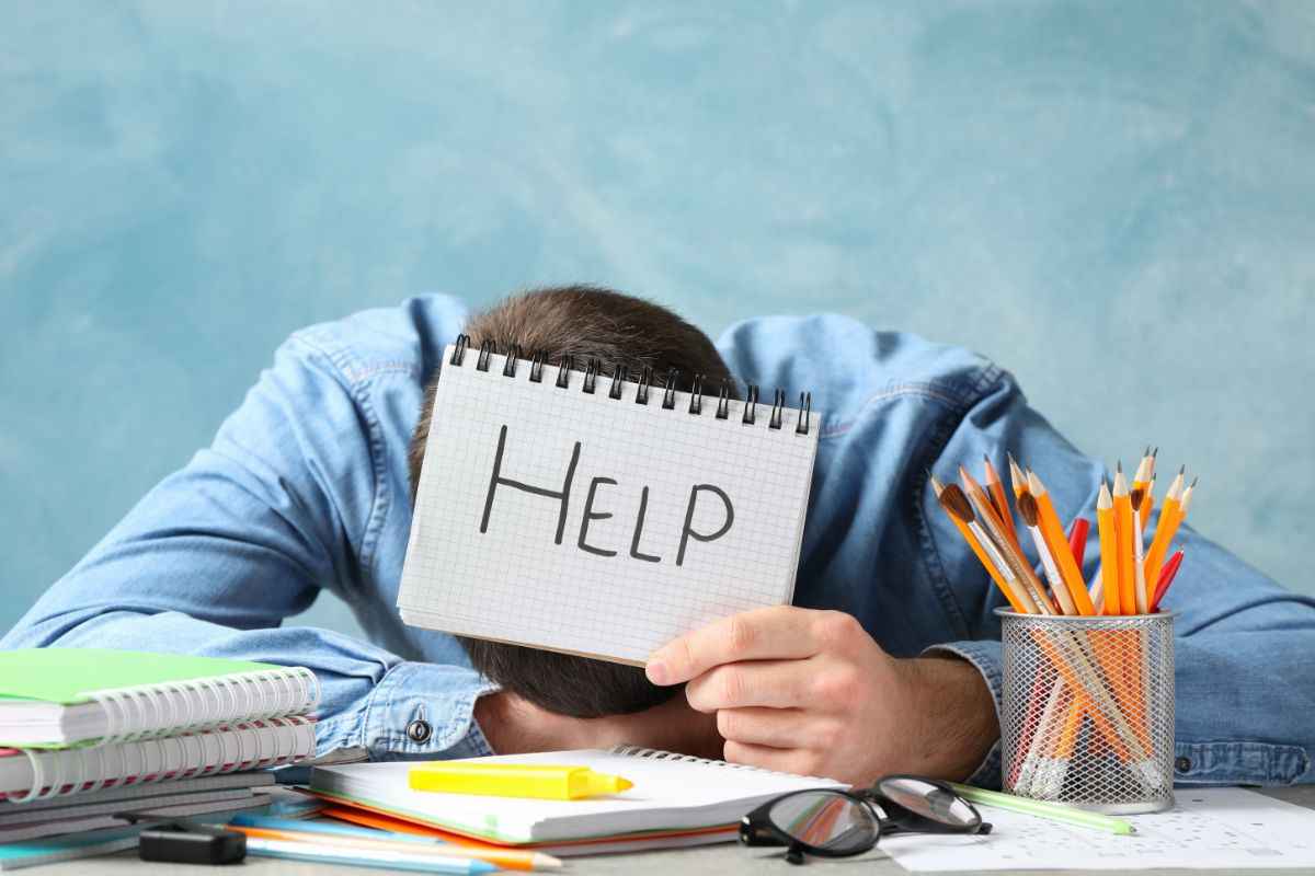 uomo stanco chiede aiuto