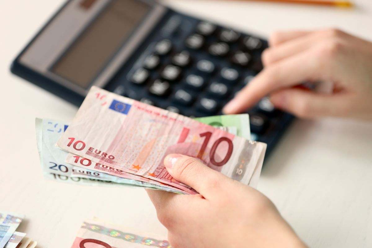 persona che fa i conti, soldi, calcolatrice