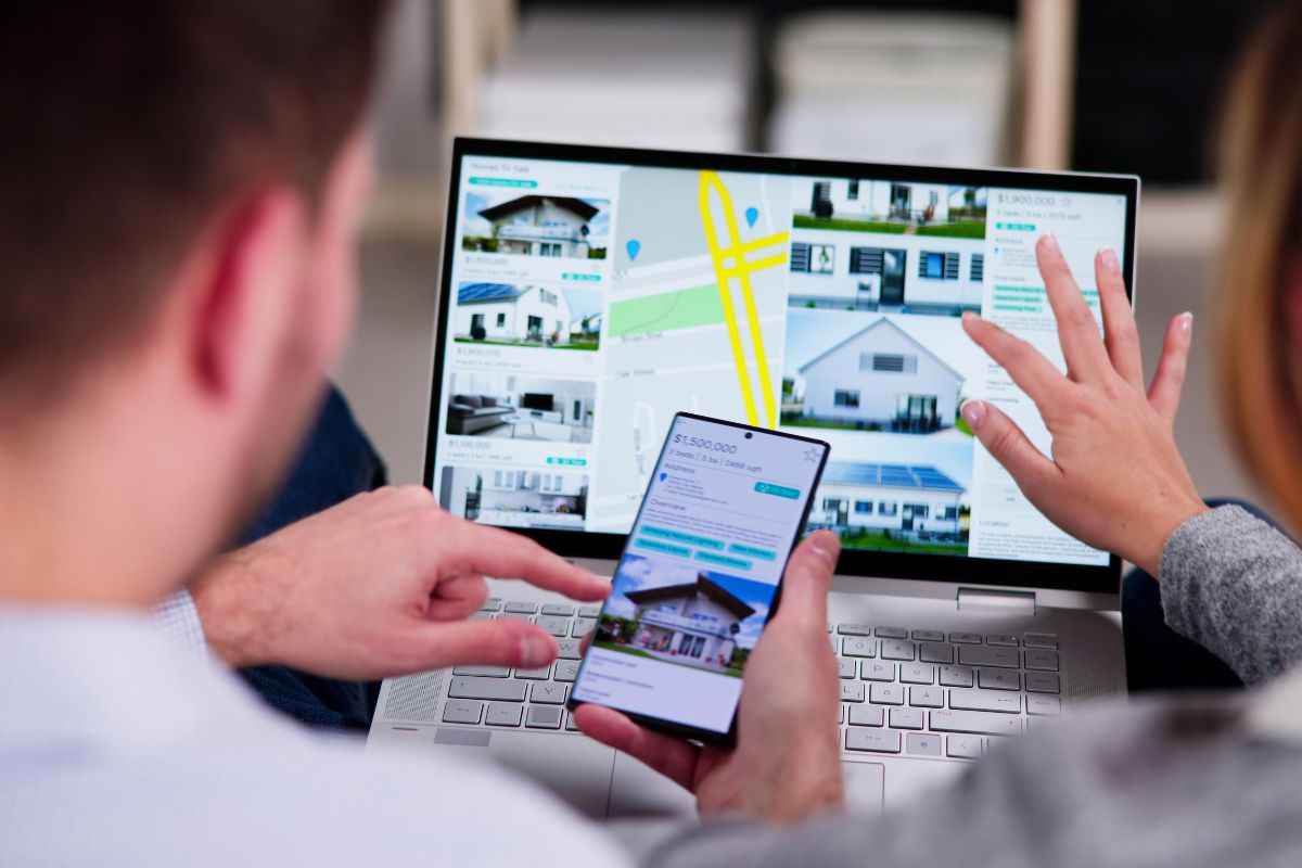 coppia guarda annunci case online