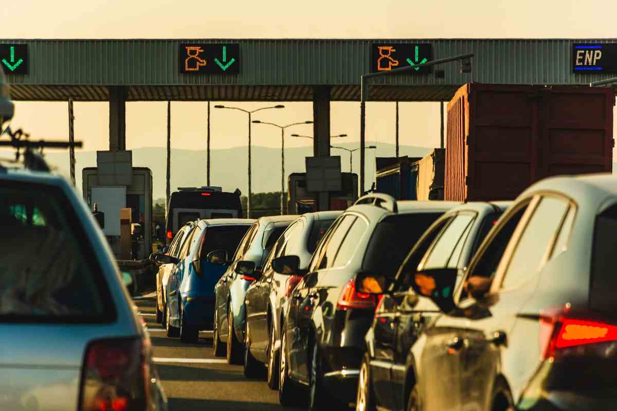 auto in fila al casello