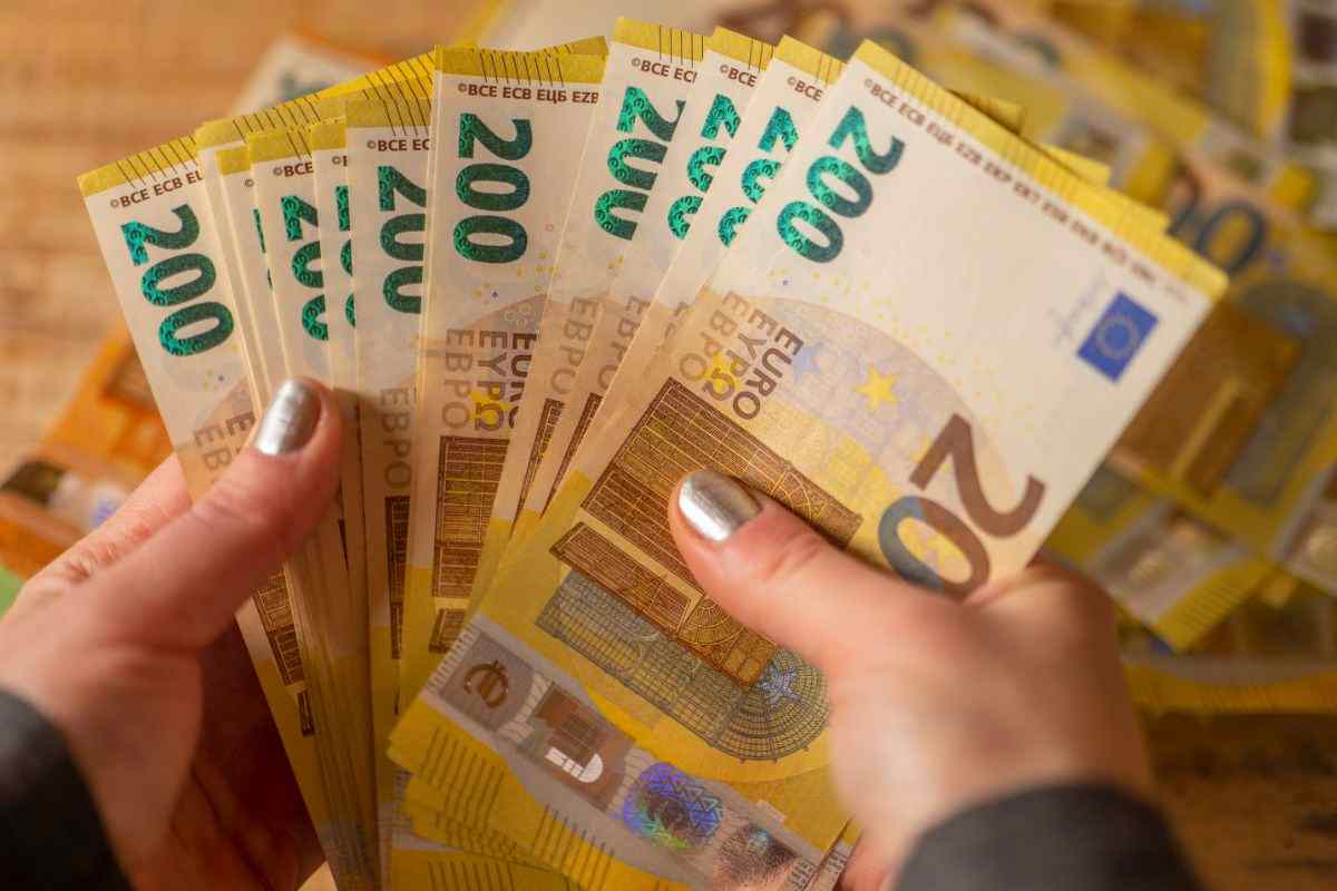 donna con banconote in mano