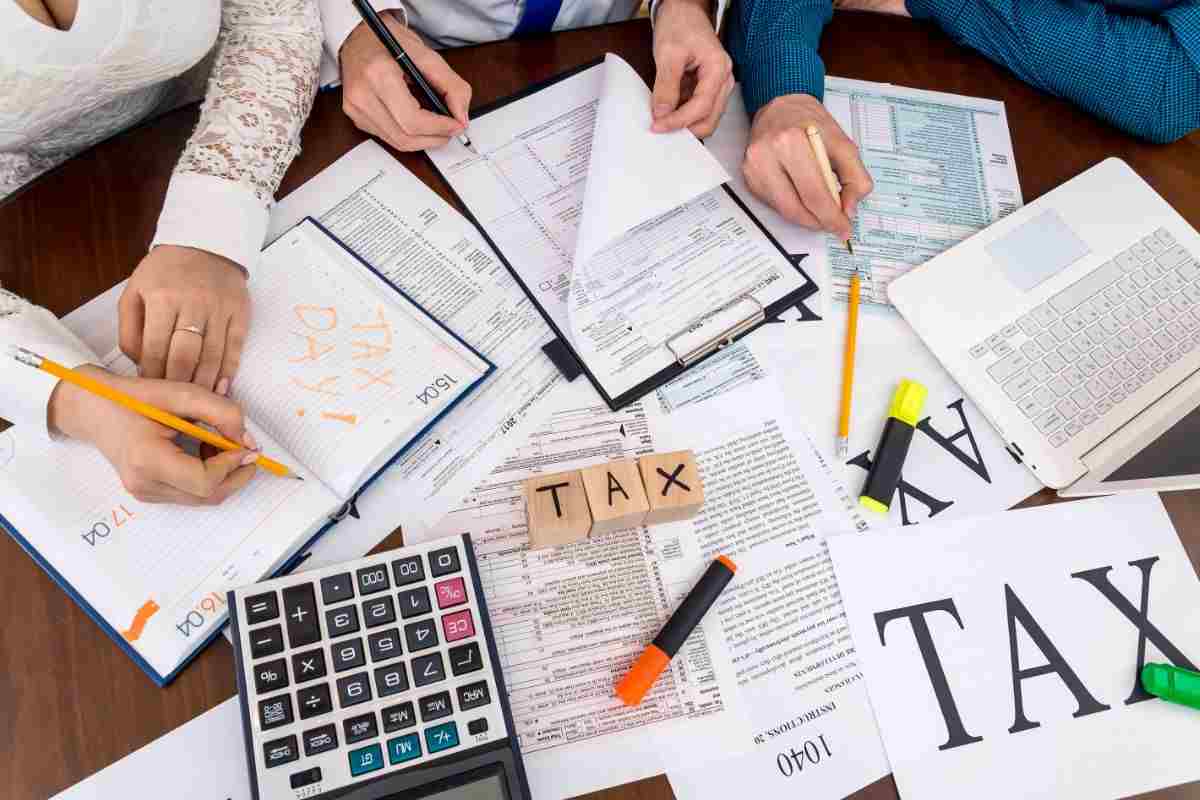 persone alle prese con le tasse