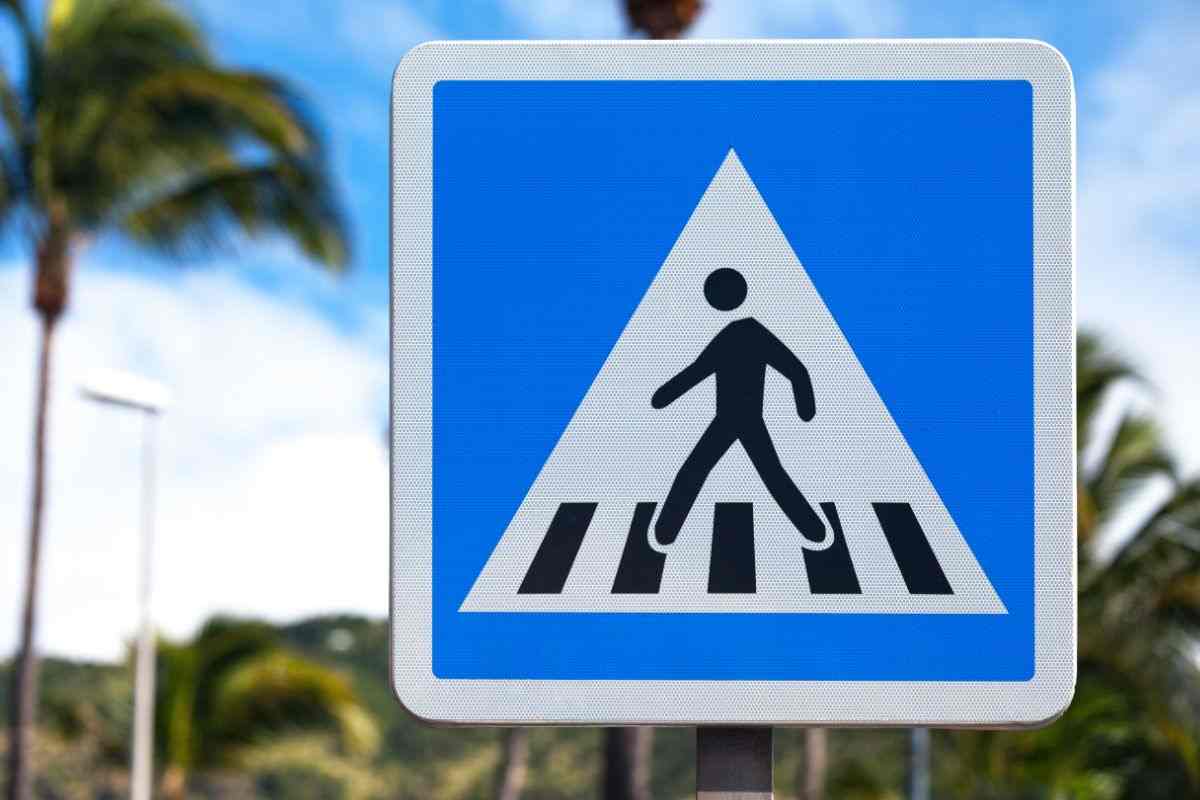cartello strisce pedonali