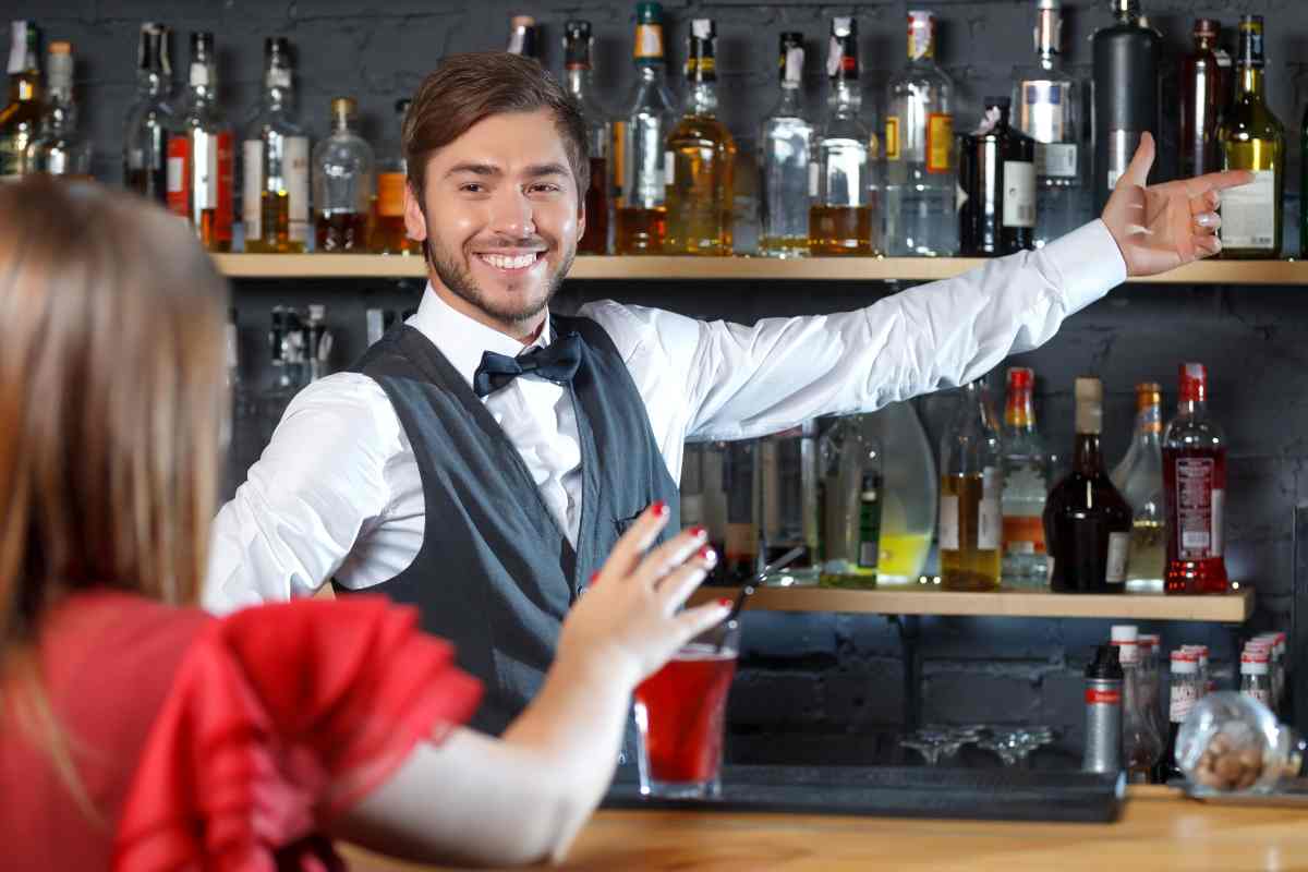 donna parla con barista