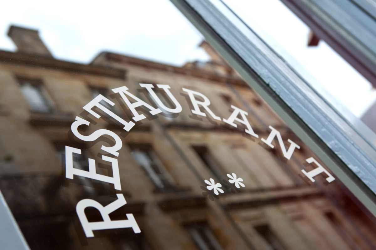 vetrina e scritta restaurant