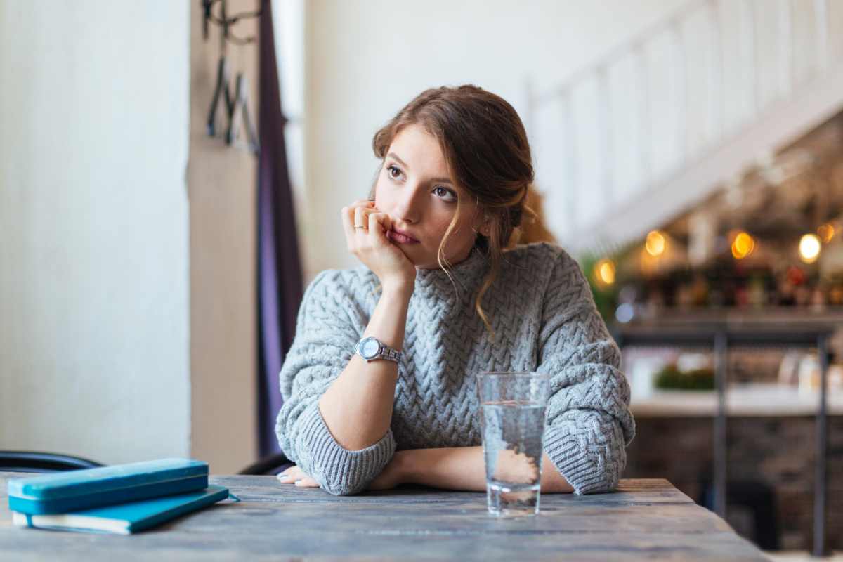 donna aspetta al tavolo di un locale